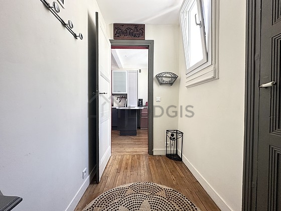 Belle entrée avec du parquet au sol