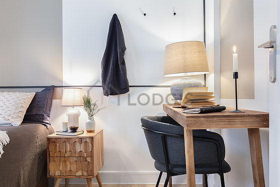 Chambre équipée de bureau, table de chevet