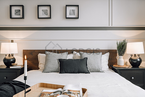 Bedroom equipped with closet, bedside table