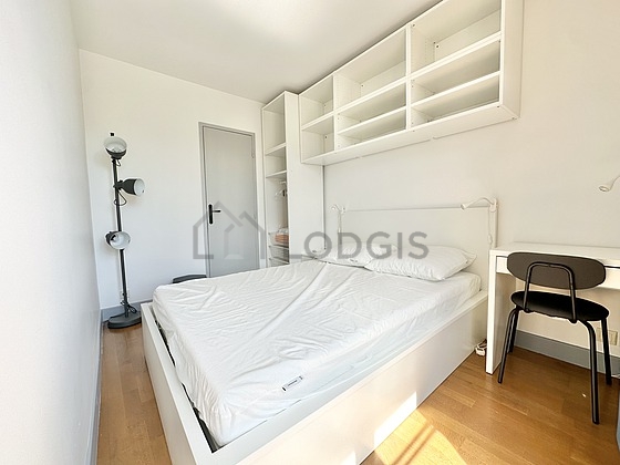 Chambre avec du parquet au sol
