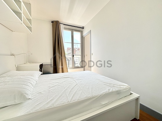 Chambre avec fenêtres