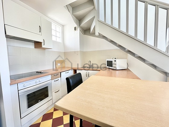 Cuisine équipée de lave vaisselle, plaques de cuisson, réfrigerateur, hotte