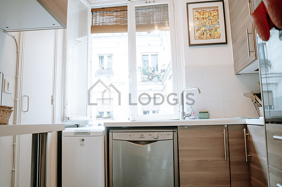 Cuisine équipée de lave linge, réfrigerateur, vaisselle