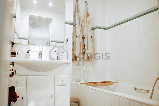Agréable salle de bain très claire avec du carrelage au sol