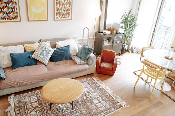 Salon avec du parquet au sol