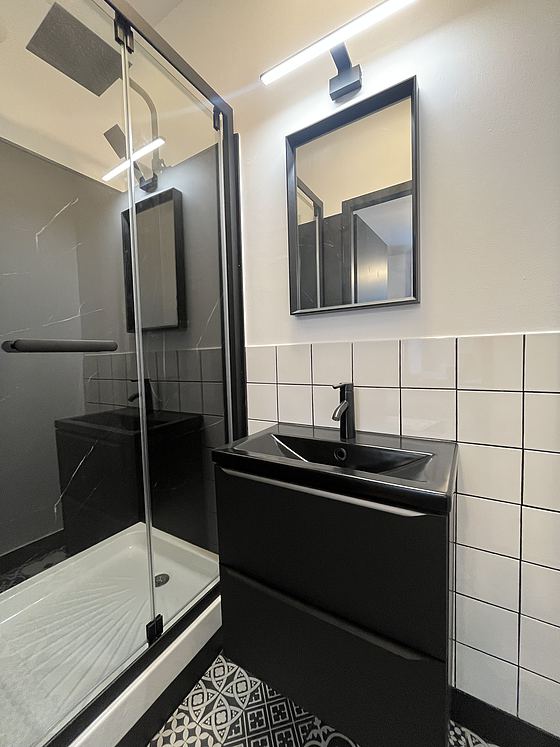 Chambre avec fenêtres