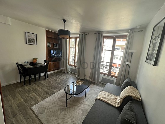 Salon avec du parquet au sol