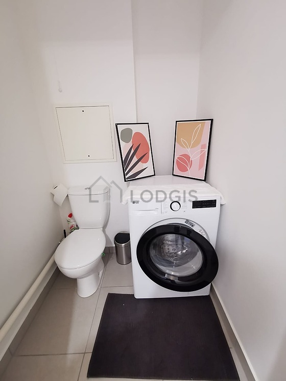 Toilettes indépendantes de la salle d'eau