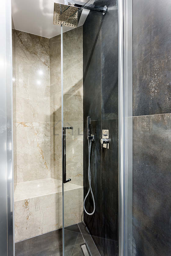 Salle de bain équipée de douche séparée