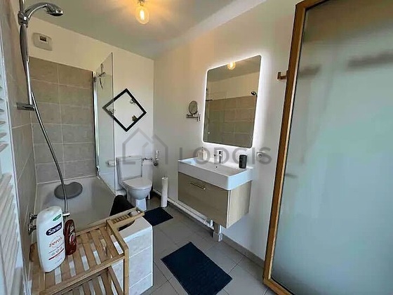 Salle de bain équipée de placard