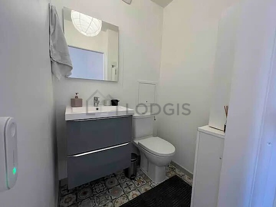 Toilettes indépendantes de la salle d'eau