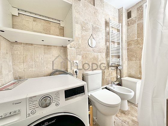 Salle de bain équipée de lave linge, sèche linge