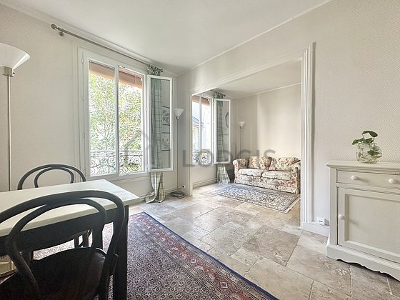 Salle à manger avec fenêtres