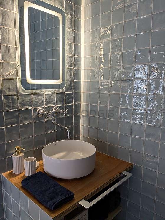Agréable salle de bain très claire avec du carrelage au sol
