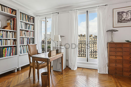 Bedroom equipped with desk, 1 chair(s)