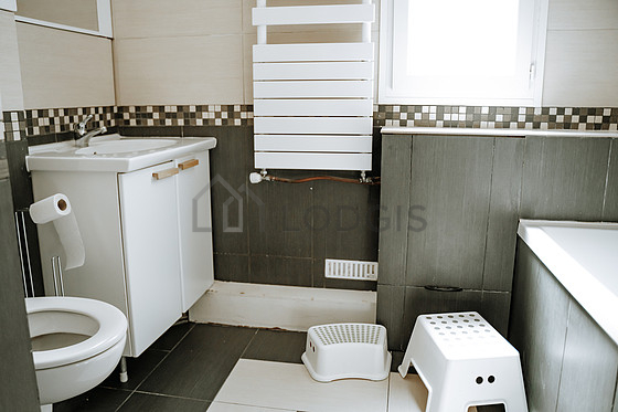 Pleasant and very bright bathroom with tile floor