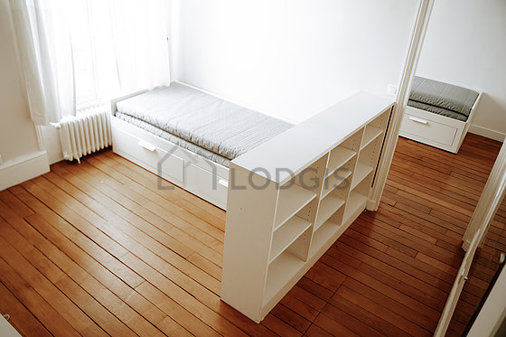 Chambre avec du parquet au sol