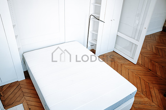 Chambre avec fenêtres double vitrage