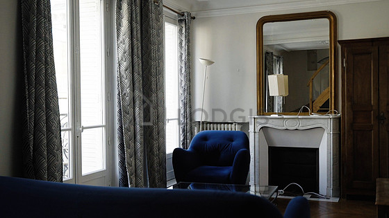 Large living room of 30m² with wooden floor