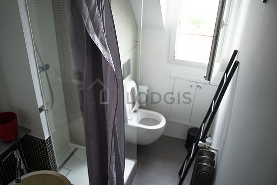Pleasant and very bright bathroom with tile floor
