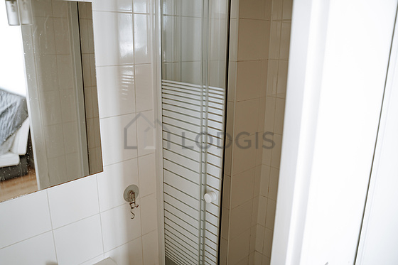 Salle de bain équipée de douche séparée