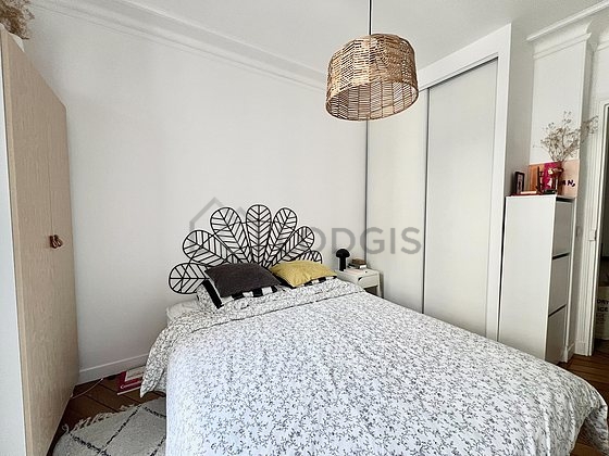 Chambre avec fenêtres