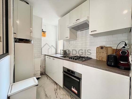 Cuisine équipée de lave vaisselle, plaques de cuisson, réfrigerateur, hotte