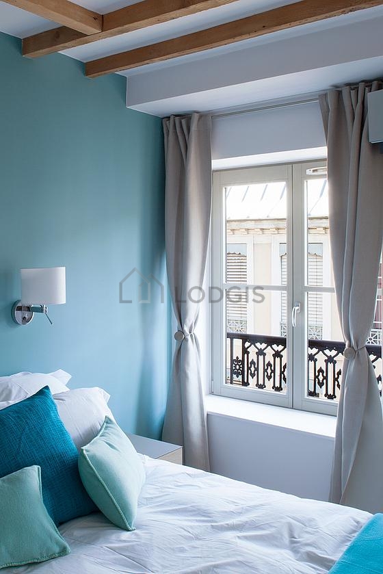 Chambre avec fenêtres