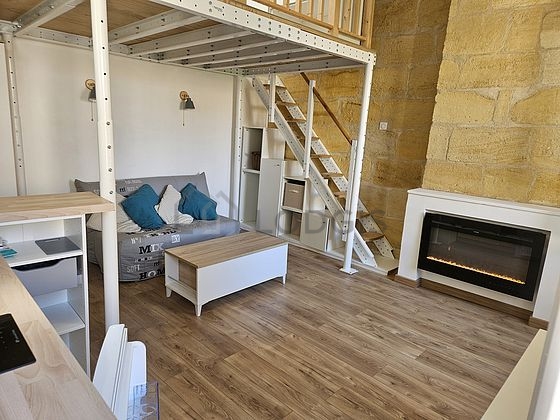Séjour avec fenêtres