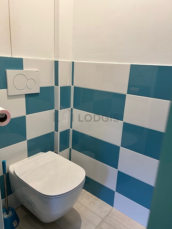 Toilettes indépendantes de la salle d'eau