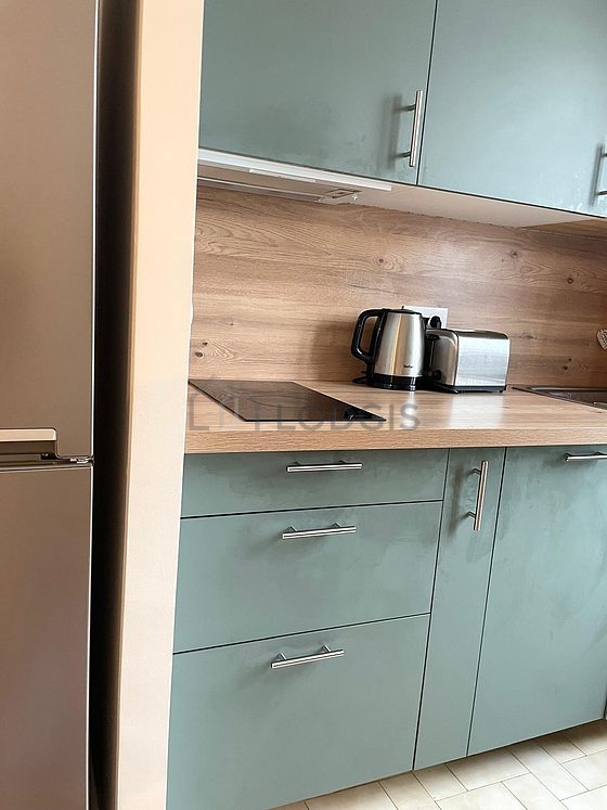 Cuisine équipée de lave vaisselle, plaques de cuisson, réfrigerateur, freezer