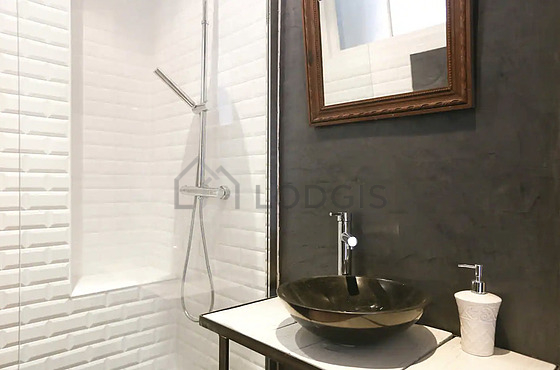 Salle de bain équipée de douche séparée