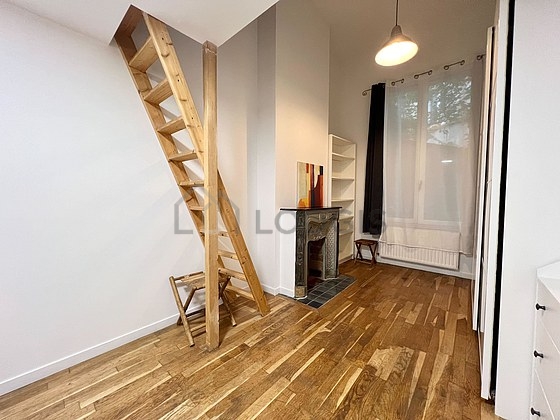 Chambre avec du parquet au sol