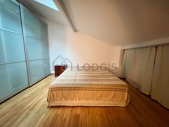 Chambre avec du parquet au sol