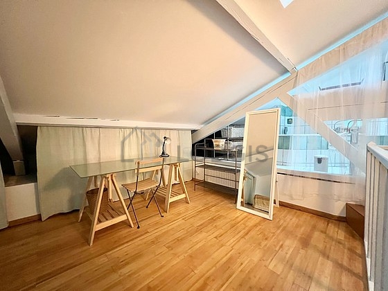 Chambre équipée de bureau, penderie, placard, table de chevet