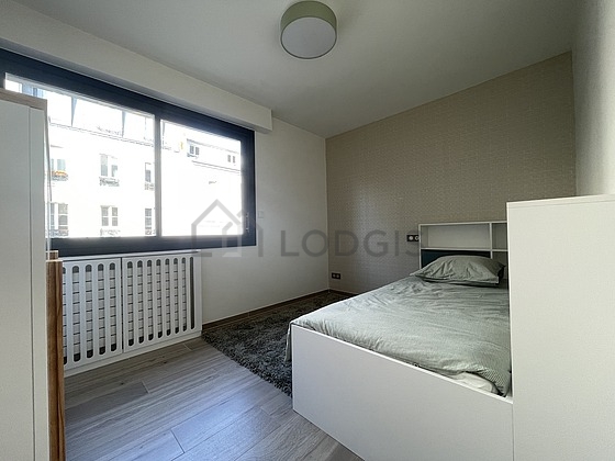 Chambre avec fenêtres double vitrage