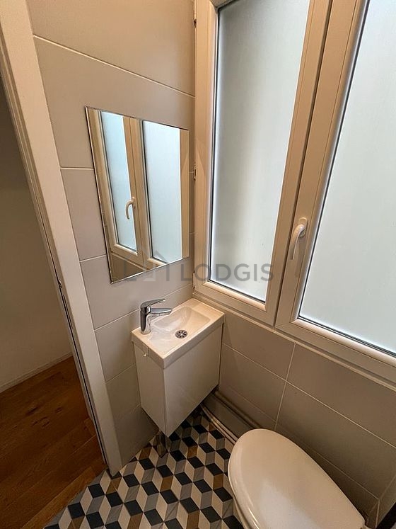 Salle de bain équipée de lave linge, douche séparée