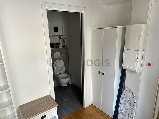 Toilettes indépendantes de la salle d'eau