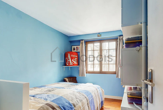 Chambre de 9m² avec du parquet au sol