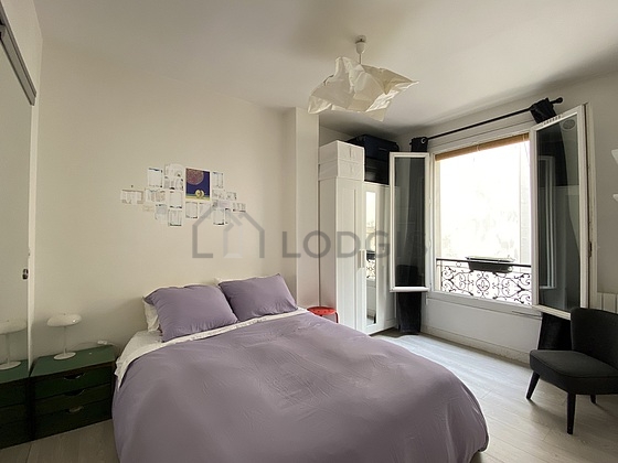 Bedroom of 10m² with wooden floor