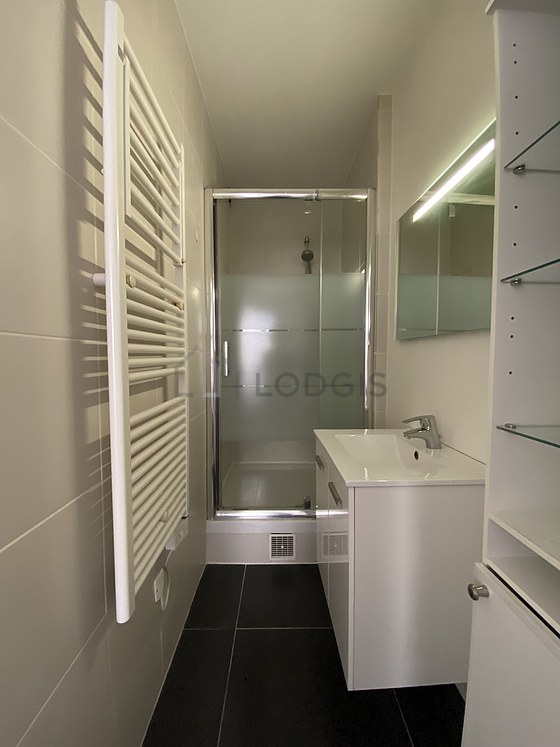 Salle de bain claire avec du carrelage au sol