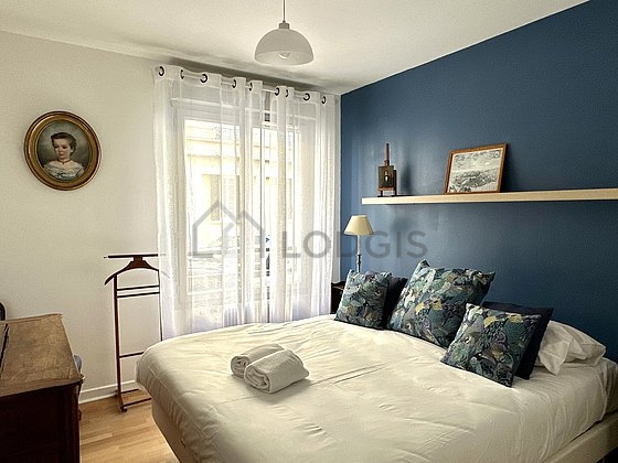 Chambre avec du parquet au sol