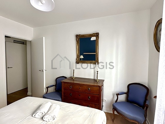 Chambre équipée de 1 fauteuil(s), table de chevet