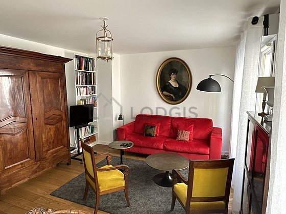 Salon avec du parquet au sol
