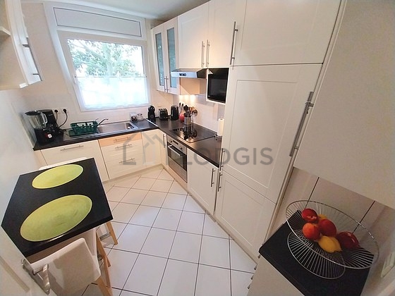 Cuisine équipée de lave linge, sèche linge, réfrigerateur, freezer