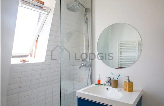 Agréable salle de bain très claire avec du carrelage au sol