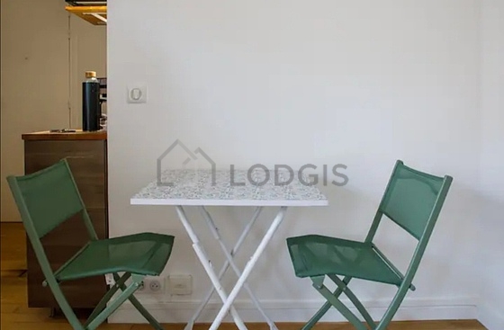 Salon avec du parquet au sol