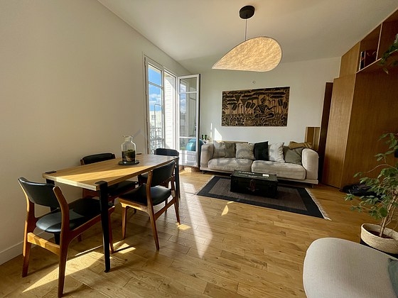 Salon avec du parquet au sol