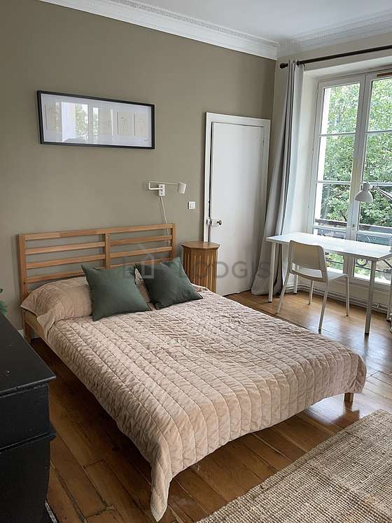Chambre avec du parquet au sol