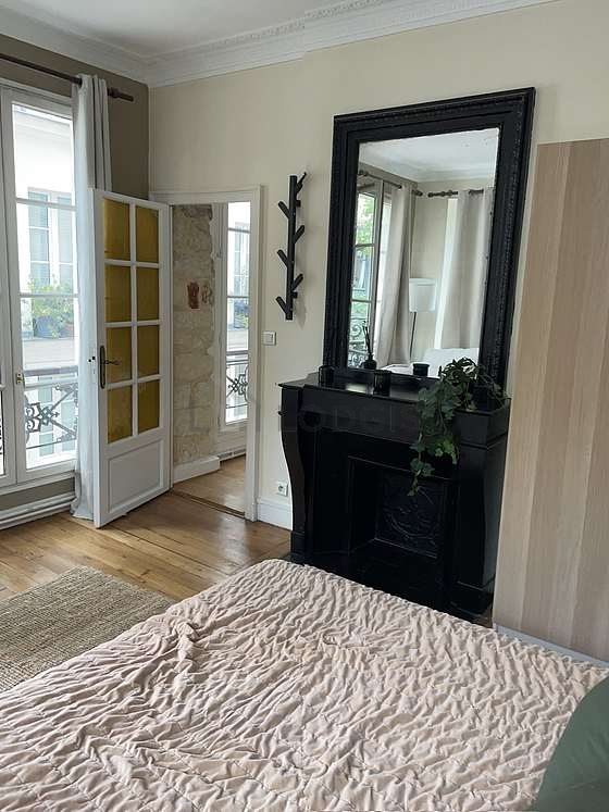 Chambre avec fenêtres